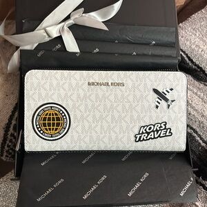 Michael Kors 🆕 Travel zip around Wallet new in box